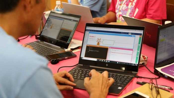 教えるのは誰?小学校でプログラミング教育スタート!