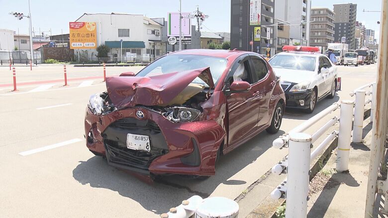 衝突したはずみで“横転”…右折の軽自動車と左折の乗用車が衝突 運転していた20代と70代の男性2人がケガ 国道1号線の交差点｜FNNプライムオンライン