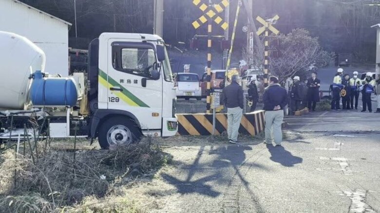 諫早・踏切事故で約千人に影響　列車とミキサー車が接触もけが人なし【長崎】｜FNNプライムオンライン