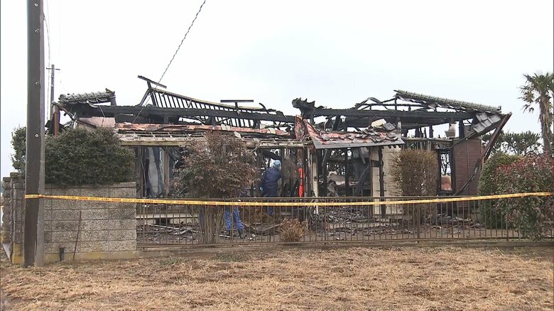 住宅全焼し焼け跡から遺体…1人暮らしの68歳男性と連絡取れず　消防車など6台出動2時間後に鎮火　茨城・鉾田市｜FNNプライムオンライン