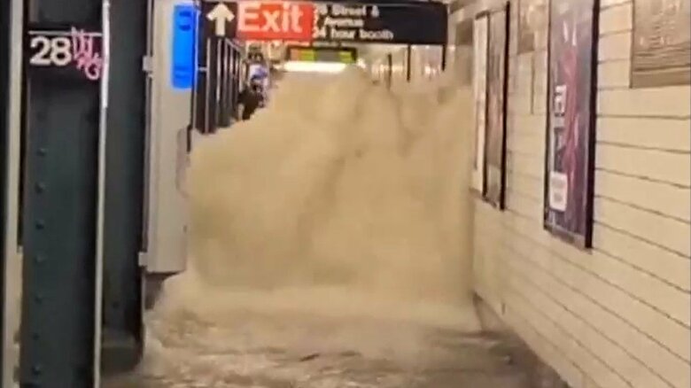 「クレイジーよ！」ニューヨーク地下鉄を襲った「濁流」 帰宅困難者も…現地で見たハリケーン被害