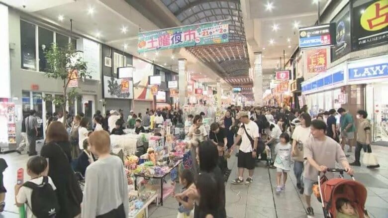 留学生も「すごく楽しい」松山の夏の風物詩「土曜夜市」初日大にぎわい“ひんやりキュウリ”に行列【愛媛】｜FNNプライムオンライン