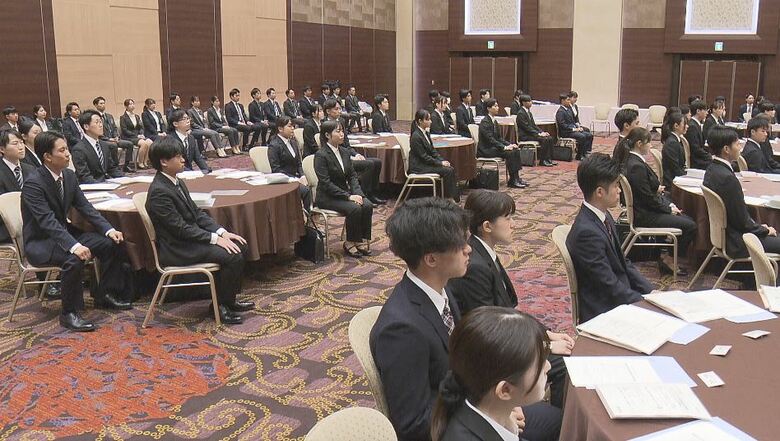 「一歩ずつ成長したい」八十二銀行と長野銀行が共同の内定式　出席した116人が決意を新たに　経営陣からエール「変化を恐れずに」「チャレンジ精神を忘れずに」｜FNNプライムオンライン