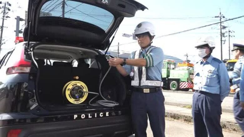 停電で消えた信号機をプラグインハイブリッドのパトカーで復旧 福井県内初の訓練 災害時のスピーディーな対応が可能に|FNNプライムオンライン