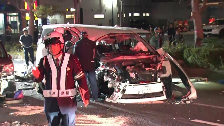 猛スピードで車列に突っ込む様子がドラレコに…交差点で車14台絡む事故 78歳男性死亡17人ケガ 兵庫・加古川市|FNNプライムオンライン