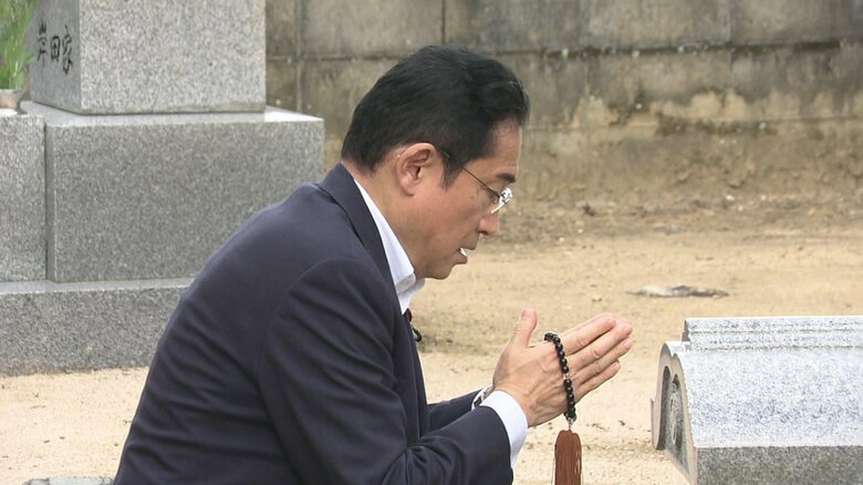 【速報】「最近の状況を報告」岸田首相が墓参り　裕子夫人と長男・翔太郎氏とともに｜FNNプライムオンライン