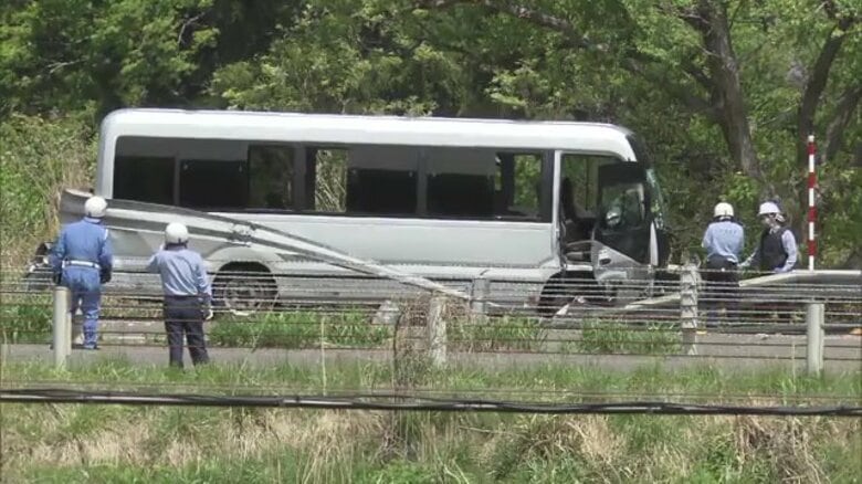反対車線に投げ出された人も…連休最終日の磐越道で事故 17歳の高校生が死亡 26人がケガ|FNNプライムオンライン
