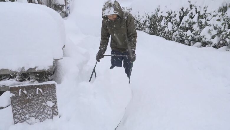 【大雪情報】「雪かきを一日やらないと」　長野・小谷村の積雪は160センチ超え　上信越道は7時間通行止めの区間も　大雪は峠越え警報は解除に｜FNNプライムオンライン