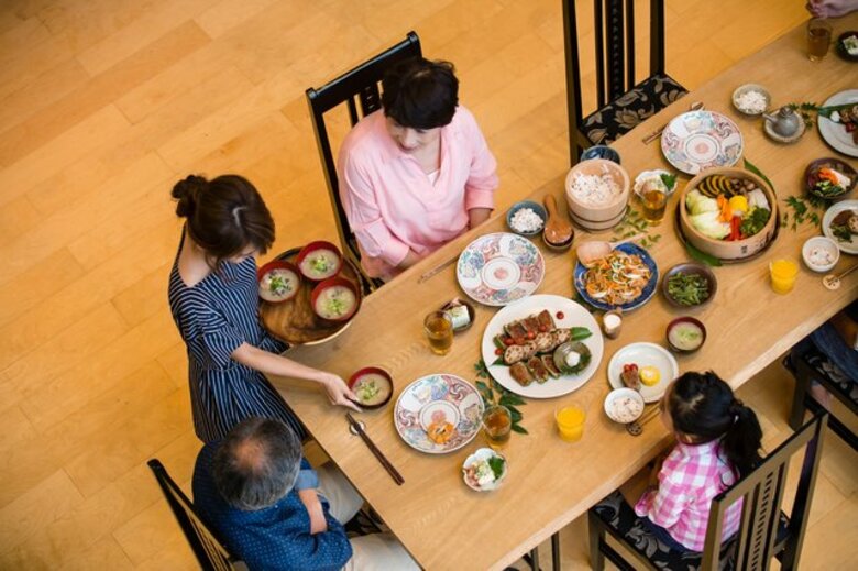 卒業や入学祝いはお家でする?自宅パーティーで使う食器の収納悩み調査