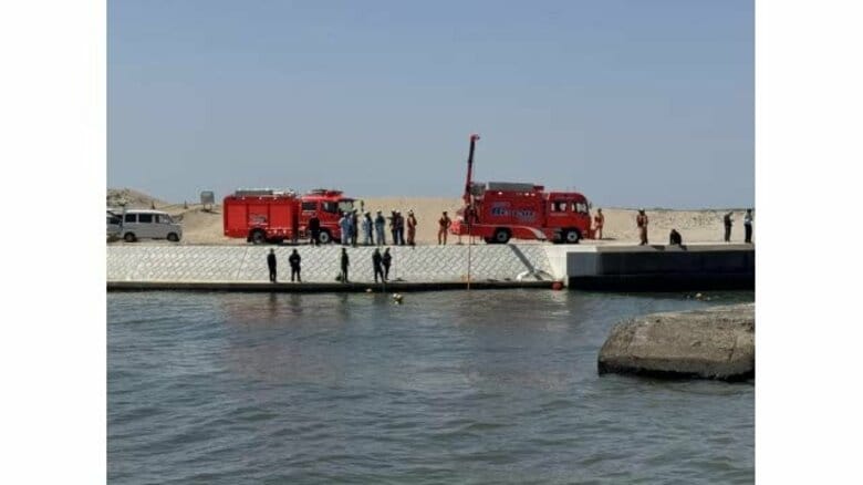 【続報】北栄町の河口で車が転落…消防などが救助活動　車の引き揚げへ（鳥取）｜FNNプライムオンライン