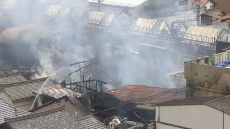 【続報】出雲市の商店街で大規模火災　発生から約10時間後に「鎮圧」一夜明けた現場では消火活動続く｜FNNプライムオンライン