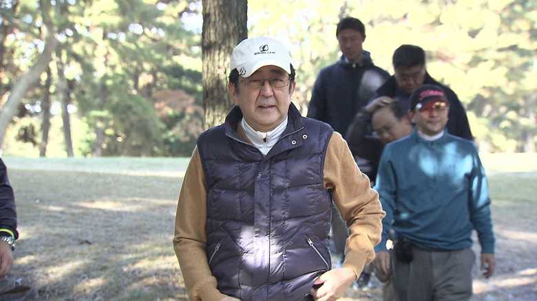 プレーの合間に移動中の安倍首相(12月15日)