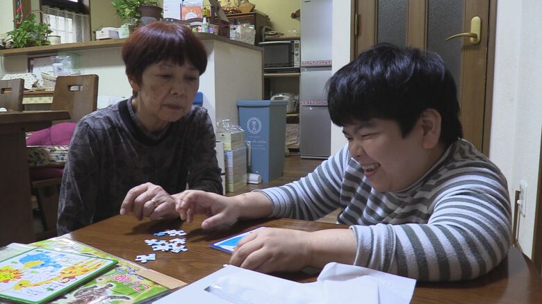 左:和華さんを見守る母・智子さん(70)