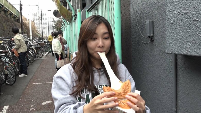 チーズの伸びに驚くスタッフ