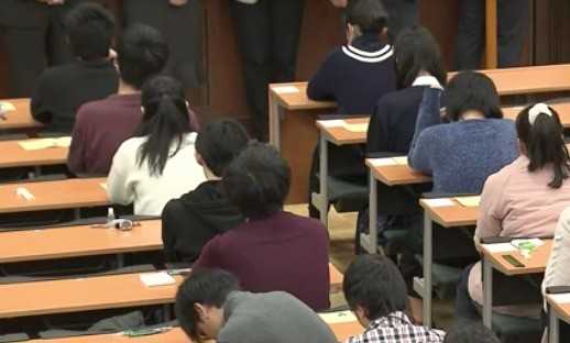 センター試験に臨む受験生