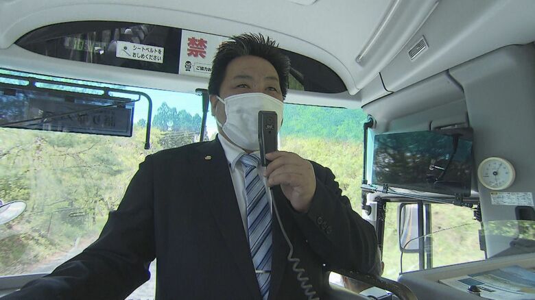 「語り部バス」でガイドを務める伊藤俊さん(48)