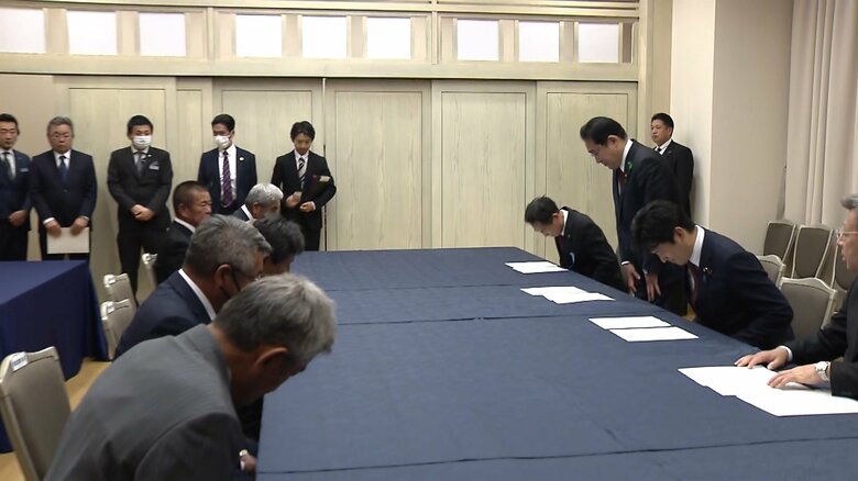 岸田首相が漁師らと面会し、感謝を伝えた（22日午後、和歌山市）