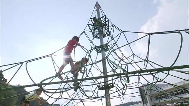 旧校庭にある遊具で遊ぶ子供たち