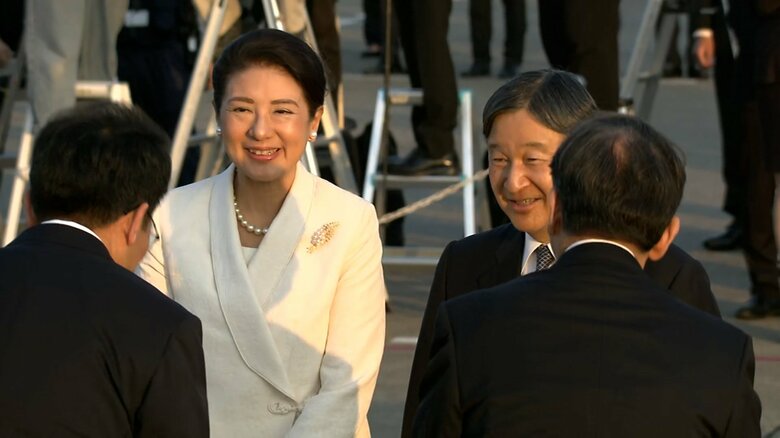 29日午後6時頃、イギリスから帰国された両陛下