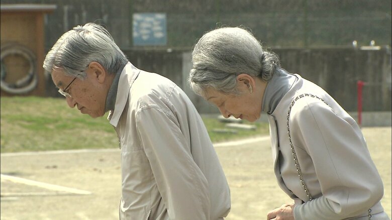 平成23（2011）年4月　津波が発生した海に向かい黙礼される両陛下（宮城・南三陸町）