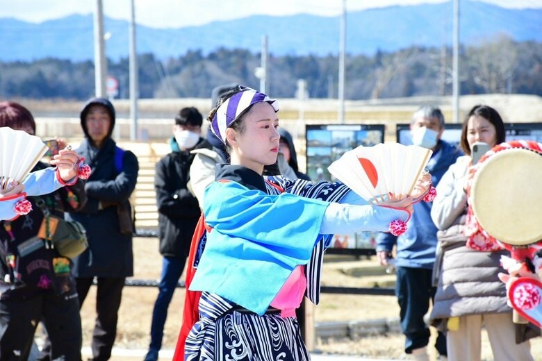 安波祭で踊りを披露する横山和佳奈さん（中央）