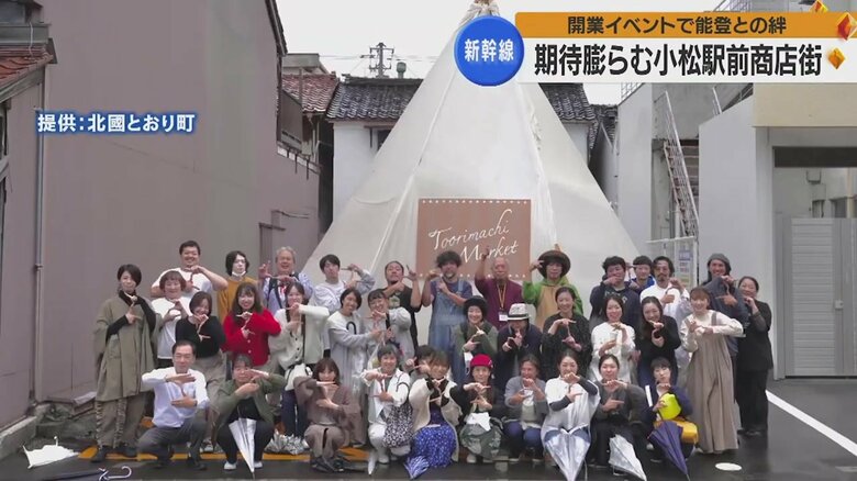 写真中央、青のスカートをはいているのが影田さん