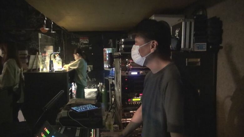 アーティストや客を見守る上坂社長