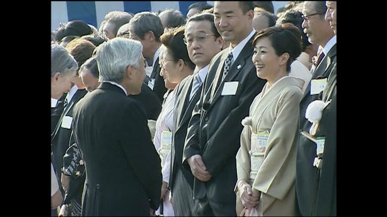 竹下景子さんと懇談される陛下