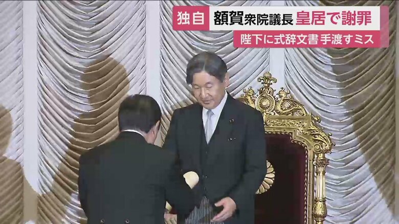 立って文書を受け取られる陛下