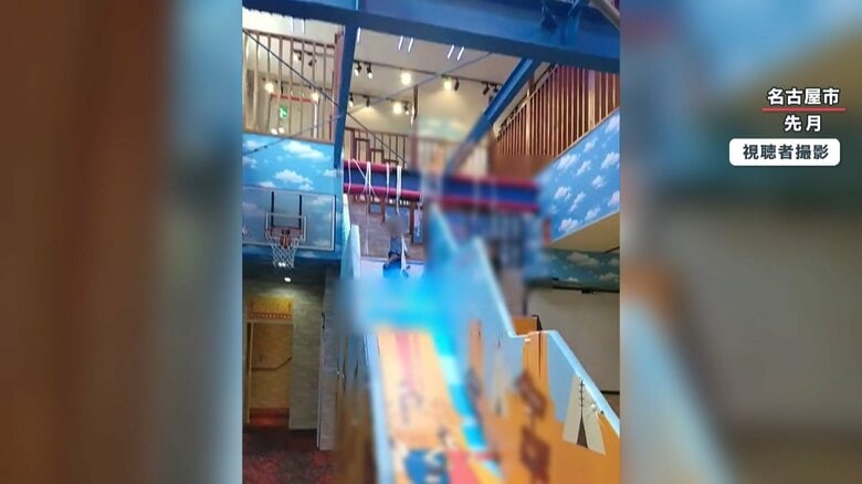 飲食店に設置されたキッズスペースで遊ぶ女の子