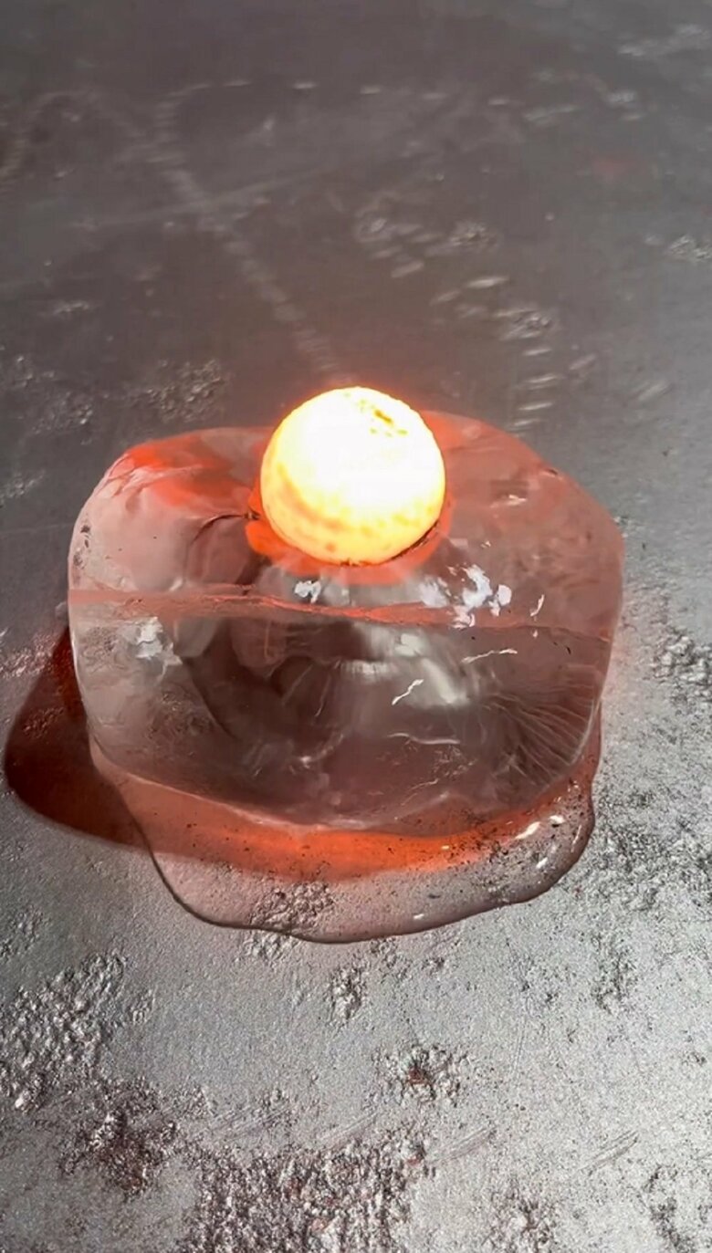 置いた途端からジューっと溶けていく氷