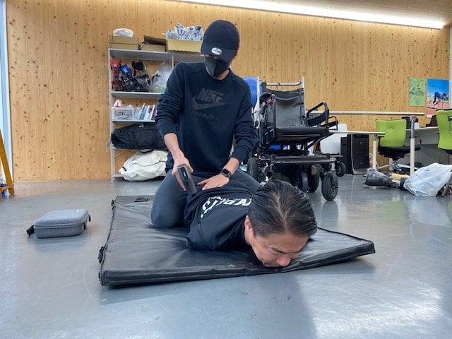 歩行前に入念なストレッチを受ける乙武さん