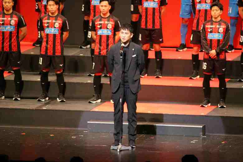 サポーターに挨拶をする川井健太新監督