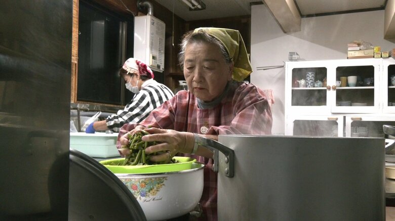 「ようやく一歩だな」と味噌汁作りに精を出す中島さん