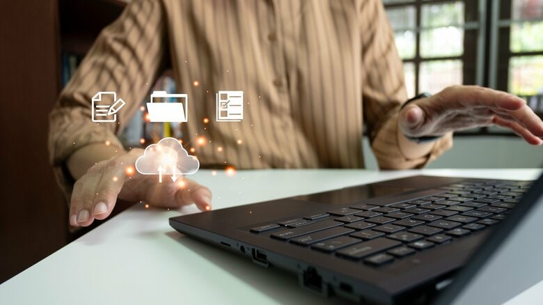 片方のデータがバックアップになる（画像はイメージ）