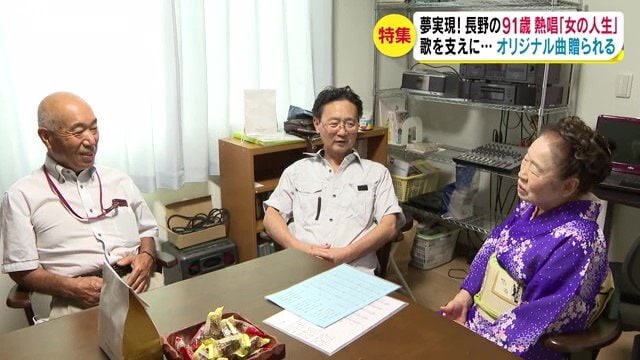 作詞家の松宮忠さん（左）と作曲家・堀内泰彦さん（中央）
