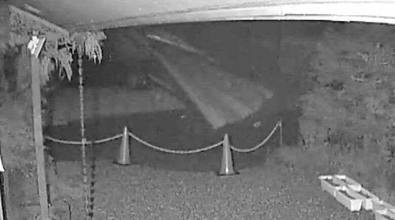 車庫に直撃する岩　防犯カメラ映像（提供：住民）
