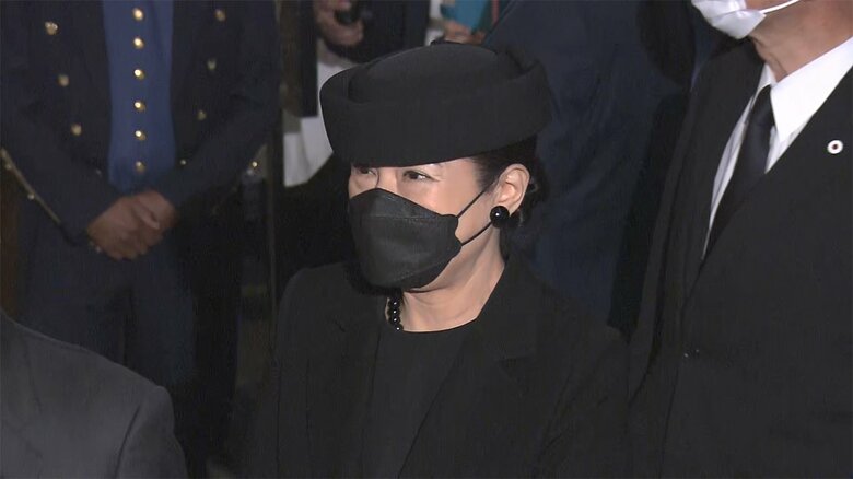 宿泊先のホテル「クラリッジズ」に到着された両陛下（18日）