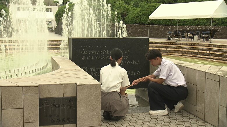 市内4カ所でも汲み上げられ、式典で「献水」する