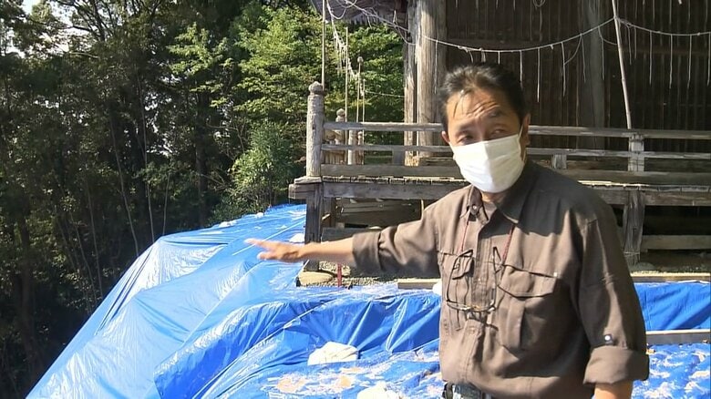 境内の崩落部分（左端）を説明する柴田さん