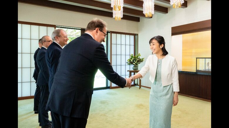 再会されたハンガリーの国会議員と固く握手をされる佳子さま（宮内庁提供）