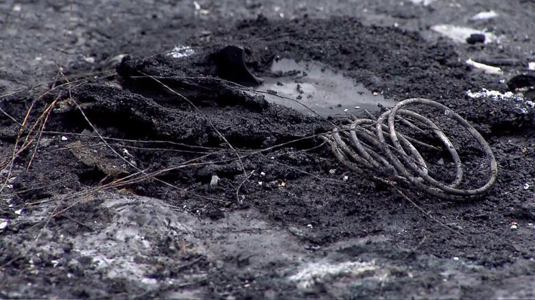 現場の駐車場には車両火災の跡が･･･