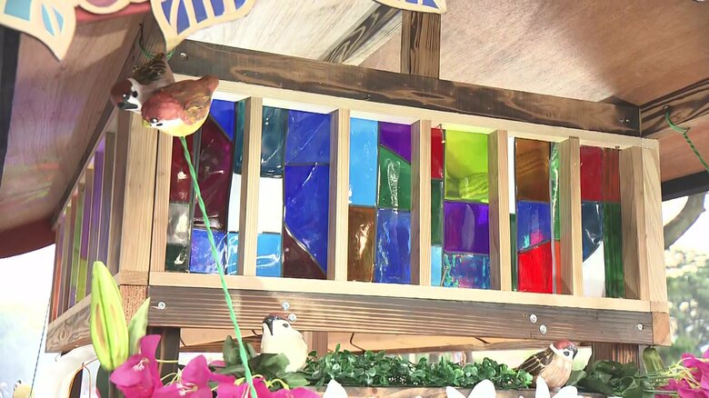 欄干には手作りのステンドグラス