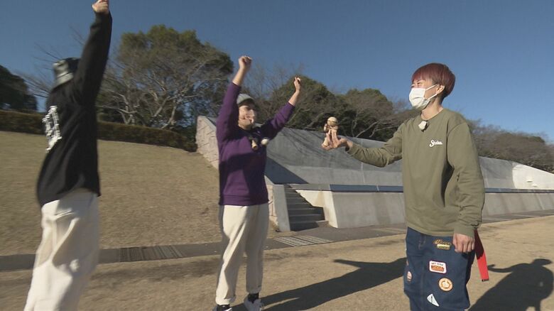 母親たちが童心に帰ってけん玉を楽しむ