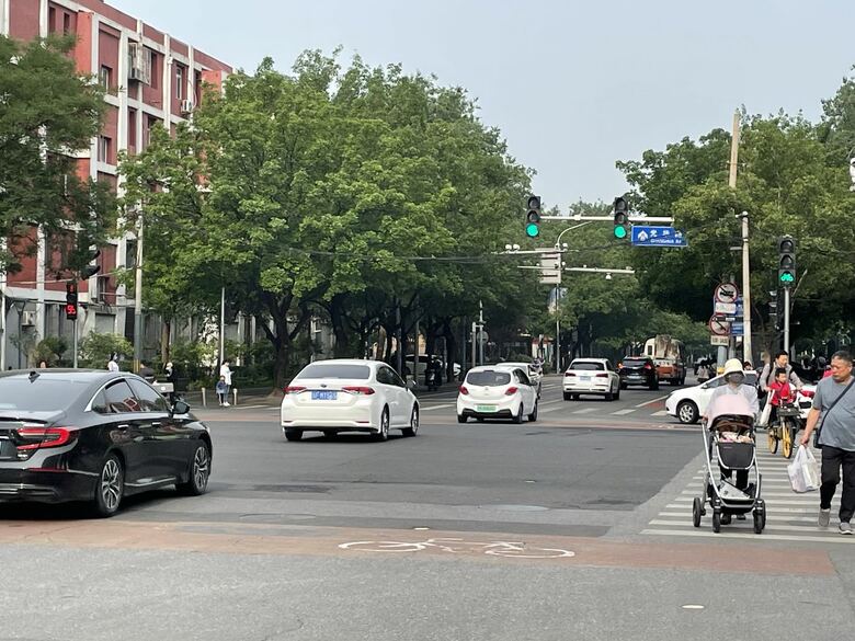 方向が同じでも右と左で信号の色が違うことも