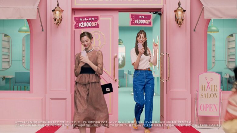 夏にはハーフアップに眼鏡のカジュアルなスタイル