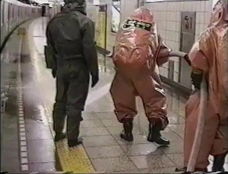 駅構内では防護服姿で除染作業が行われた　1995年3月20日