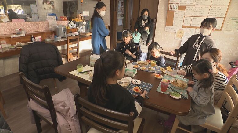 友達と一緒に食事をとる子供たち