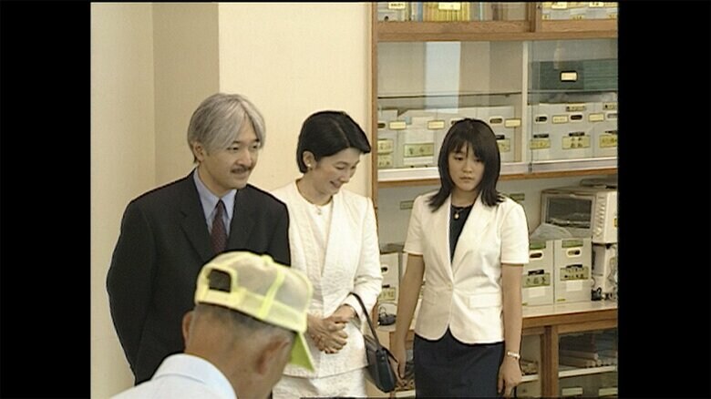 高校総文祭を視察される秋篠宮ご夫妻と佳子さま（2010年）