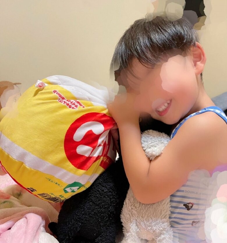 「どのぬいぐるみとねんねする？」の問いに、クッションをもらってからは「ワンタン！」という息子さん
